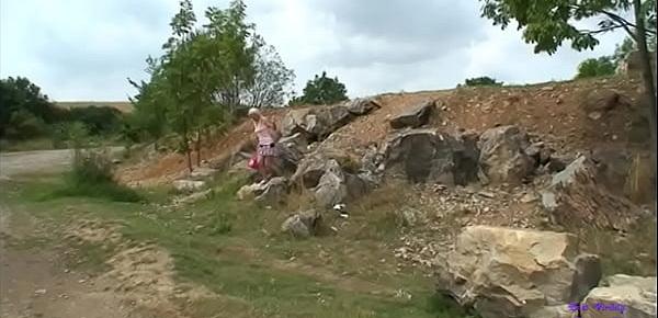  Un uomo vede una giovane biondina gettare a terra una sigaretta e gli insegna il rispetto della natura con il suo cazzo